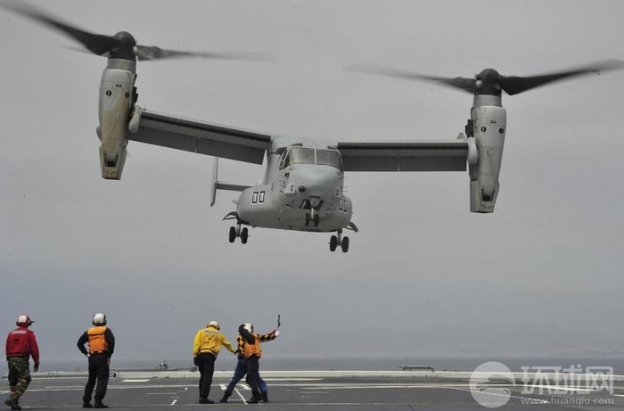 Máy bay vận tải MV-22 Osprey do Mỹ chế tạo, diễn tập hạ cánh xuống tàu sân bay trực thăng Hyuga Nhật Bản vào ngày 14 tháng 6 năm 2013